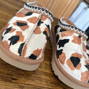 UGG SLIPPER// NEW WITHOUT BOX // US SIZE 6// NEVER WORN
